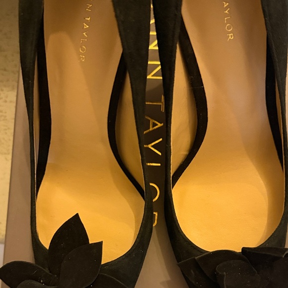 NIB Ann Taylor Mila Black Leather Suede Heels with Floral Detail - Picture 7 of 10